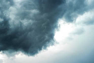 Fırtına bulutları ufka doğru hareket ediyor ve bir fırtınanın habercisi.