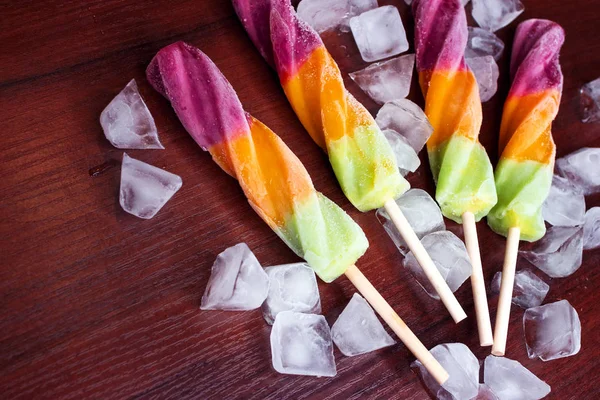 Helado brillante en un palo sobre hielo —  Fotos de Stock