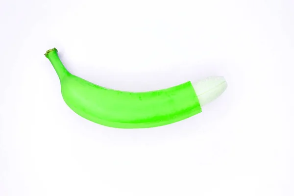 Creativo plano de un plátano medio pelado sobre un fondo rosa y blanco, vista superior — Foto de Stock