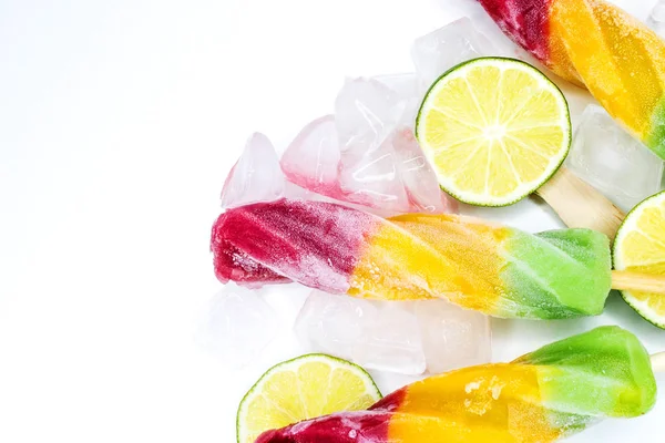 Paletas brillantes en un plato con fresas —  Fotos de Stock