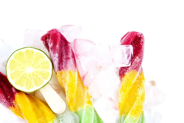 Paletas brillantes en un plato con fresas —  Fotos de Stock