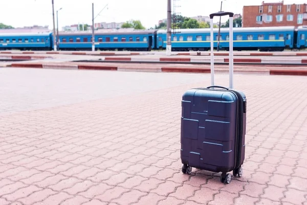 Backpack and suitcase with wheels at the train station Baggage while waiting for the train.Sun set, travel concept — Stock Photo, Image