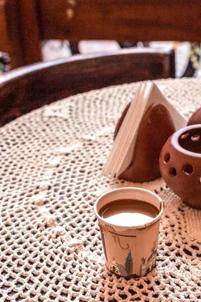 Cioccolata calda con bastoncini di cannella, anice, noci e cacao in polvere su fondo rustico in legno, vista dall'alto, composizione orizzontale — Foto Stock