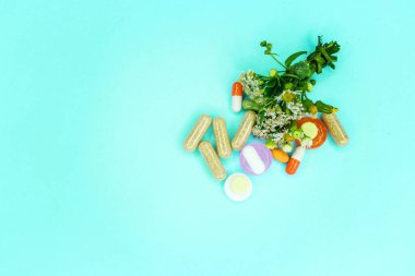 Kağıt torba bir eczaneye bir yeşil eczane logolu geri dönüştürülmüş. Boş kopya alanı Editörün içerik için..