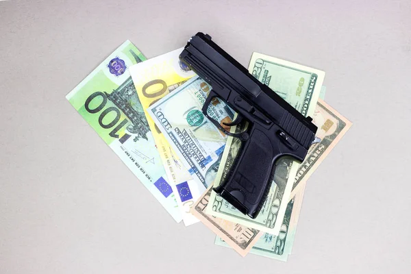 コカイン、マリファナ ドルと灰色の背景上の木製のテーブルにケースで拳銃 — ストック写真