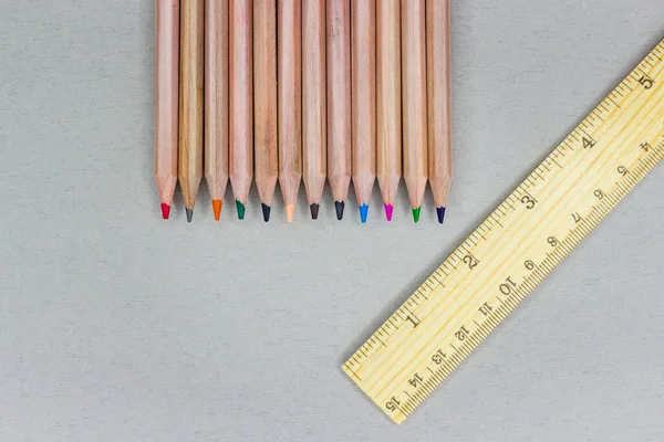 Текстурные карандаши деревянного цвета. Цветные карандаши . — стоковое фото