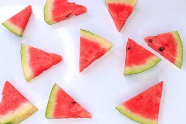 Beyaz arka plan, arka plan ve olgun sulu karpuz doku üzerinde dilimlenmiş karpuz.