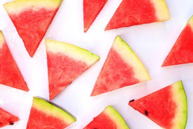 Beyaz arka plan, arka plan ve olgun sulu karpuz doku üzerinde dilimlenmiş karpuz.
