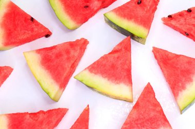 Beyaz arka plan, arka plan ve olgun sulu karpuz doku üzerinde dilimlenmiş karpuz.