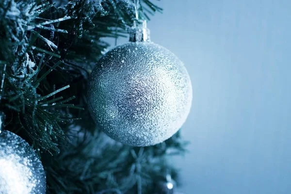 Geschmückter Weihnachtsbaum auf verschwommenem, glitzerndem und märchenhaftem Hintergrund — Stockfoto