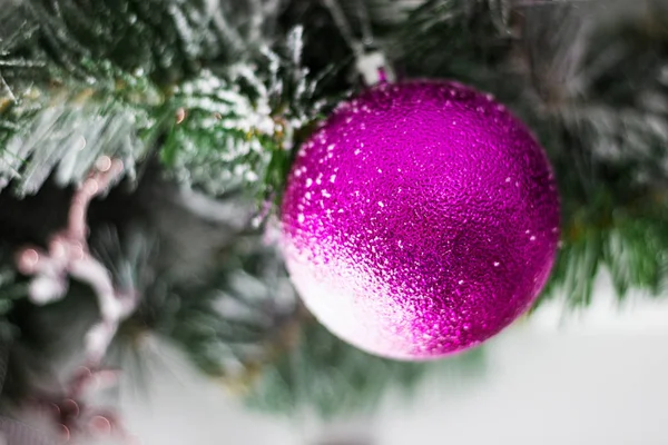 Árbol de Navidad decorado sobre fondo borroso, brillante y de hadas —  Fotos de Stock