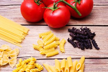Ahşap arka planda farklı türde makarna.