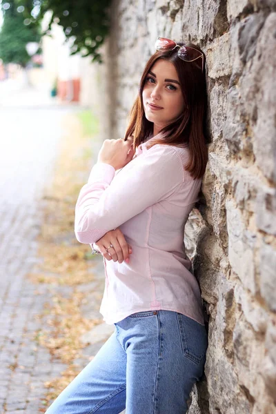 Hermosa Joven Caminando Parque Verano Sexy Chica Parque Solo — Foto de Stock