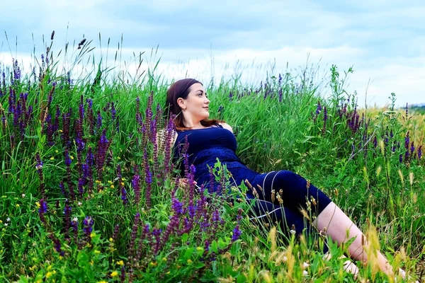 Sportvrouw Liggend Het Gras Liggend Het Groene Gras Een Voorjaarspark — Stockfoto