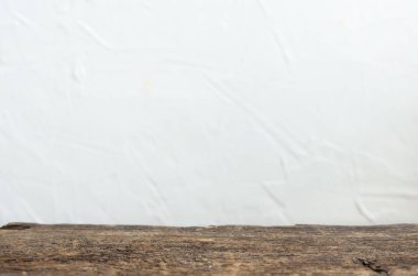 Beyaz arkaplanda tahta masa üstü