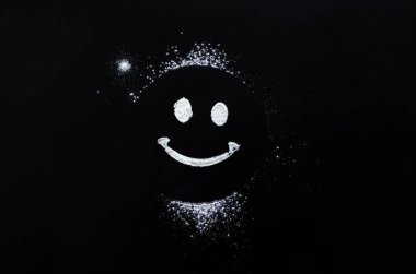 Gülen yüz simgesi yazı tahtası üzerinde. Bir okul kara tahta çizim tebeşir gülümse. Mutluluk, olumlu duygular ve iyi bir ruh kavramı.