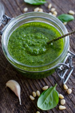 Pesto Cenova - çam fıstığı, fesleğen ve rustik ahşap zemin üzerine sarımsak ile geleneksel İtalyan yeşil fesleğen sos.