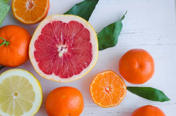 Fundo Cítrico Misto Frutas Cítricas Frescas Sortidas Com Folhas Mesa — Fotografia de Stock