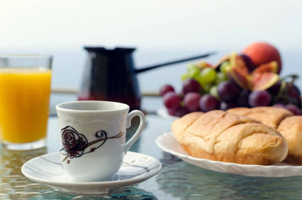 健康的早餐与一杯咖啡和盘子的精致和郁郁葱葱的牛角面包的前景 土耳其咖啡壶 橙汁的玻璃杯 在桌子上的背景葡萄 复制空间 — 图库照片