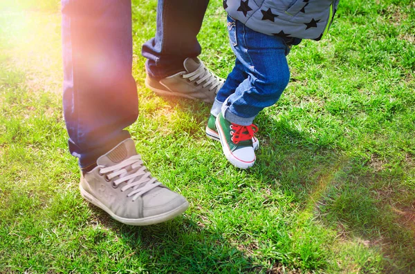 Első Lépések Koncepció Apa Fia Elegáns Cipők Háttérben Zöld Ragadós — Stock Fotó