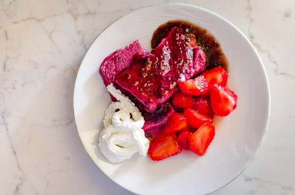 Välsmakande Jordgubbs Mousse Med Jordgubbar Sylt Och Vispad Grädde Den — Stockfoto