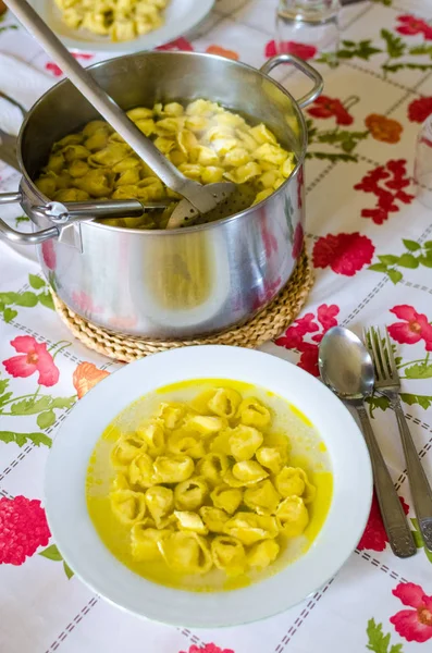 Tortellini Casero Italiano Tradicional Sopa Caldo Cena Italiana Verdad Campo — Foto de Stock