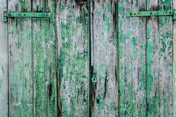 旧绿色漆木门背景 老式的背景从一个木制破旧的木板与金属锁 木材质地 背景旧面板 复制空间 — 图库照片