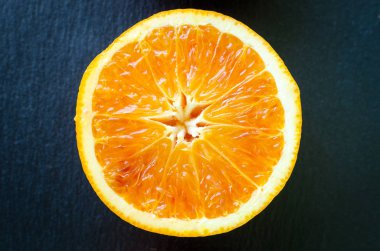 Dilimlenmiş kan portakalı doku. Narenciye arka plan. Olgun sulu Sicilya kan turuncu meyve üzerinde arka arka plan kes. Minimalizm tarzı. Üstten görünüm.