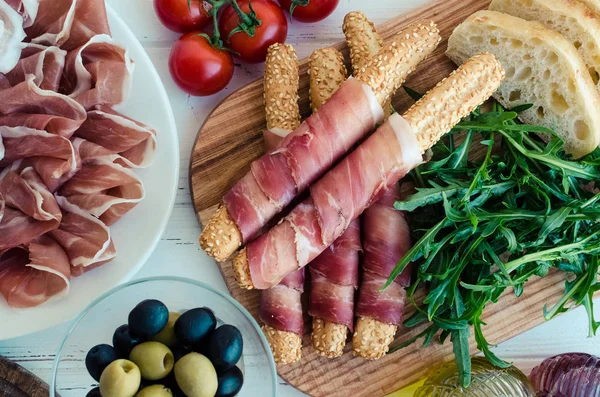 Mesa Cheia Aperitivos Mediterrâneos Tapas Antipasto Conjunto Comida Italiana Variada — Fotografia de Stock