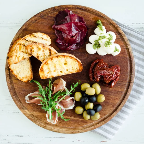 Sortimento Tapas Espanholas Antipasti Italiano Presunto Prosciutto Bresaola Mozzarella Tomates — Fotografia de Stock