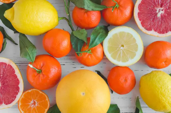 Fundo Cítrico Misto Frutas Cítricas Frescas Sortidas Com Folhas Mesa — Fotografia de Stock