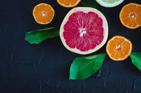 Fundo Cítrico Misto Frutas Frescas Sortidas Com Folhas Mesa Pedra — Fotografia de Stock