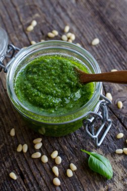 Pesto Cenova - geleneksel İtalyan Yeşil fesleğen sos ile çam fıstığı rustik ahşap zemin üzerine.