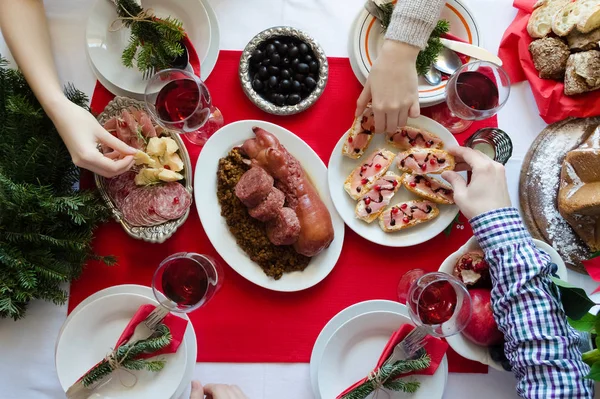 Üstten görünüm insanların yeme. Aile birlikte Noel yemeği zevk. Grup kutlama Noel evde arkadaşıyla. İtalyan tarzı ziyafet. Yukarıdan görüntülemek.