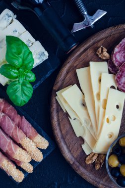 Akdeniz mezeleri, tapas ya da antipasto dolu bir masa. Çeşitli İtalyan yemek takımları. Partide ya da piknikte lezzetli atıştırmalıklar. Et ve peynirli kıyma tahtası. İtalyan usulü ziyafet. Üst görünüm.