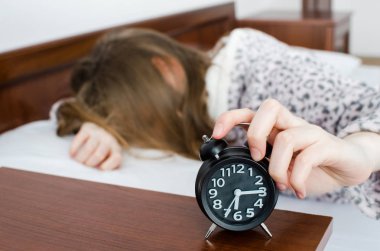 Genç kadın kız çalar bir sabah uyandığımda saat devre dışı bırakır. Tanınmayan öğrenci okul veya Üniversitesi için erken kalkmak istemiyorum. Fazla uyumak, yeterli uyku kavramı almıyorum.
