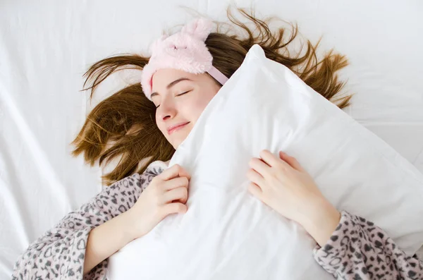Счастливая Молодая Женщина Наслаждается Солнечным Утром Обнимая Подушку Отдых Сон — стоковое фото