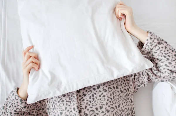 Mujer Joven Con Almohada Sobre Cabeza Mañana Estudiante Colegiala Quieren — Foto de Stock