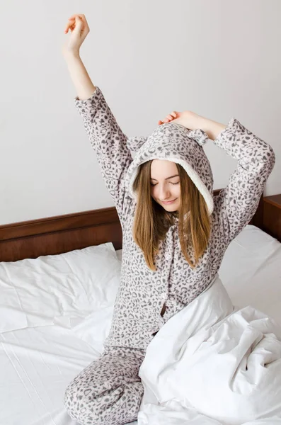 화창한 아침을 즐기는 침대에서 기지개 깨어난 귀여운 따뜻한 개념의 — 스톡 사진