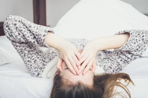 Genç bir kadın sabahleyin ellerini yatağın üzerine koyarak gözlerini kapatır. Öğrenci ya da liseli kız okul ya da üniversite için erken kalkmak istemiyor. Uyuyakalmışım, uyku konseptini tutturamadım..