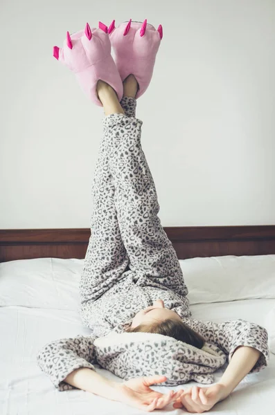 Молодая Женщина Наслаждается Солнечным Утром Белая Девушка Милой Теплой Пижаме — стоковое фото