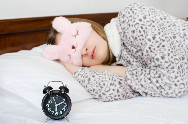Menina Jovem Máscara Sono Bonito Pijama Quente Dormir Com Despertador — Fotografia de Stock
