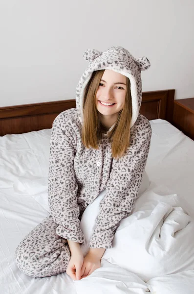 Jovem Feliz Desfrutando Manhã Ensolarada Menina Caucasiana Pijama Quente Bonito — Fotografia de Stock