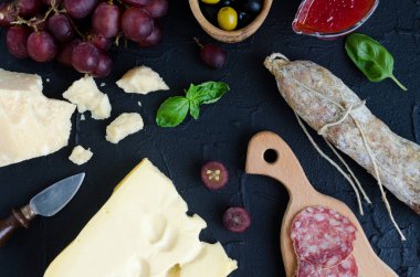 Tablo Akdeniz meze, tapas ya da antipasti dolu. Çeşitli İtalyan tarzı ziyafet Mama seti. Lezzetli Aperatif partisi. Doğrama tahtası et ve peynir ile. Üstten görünüm.