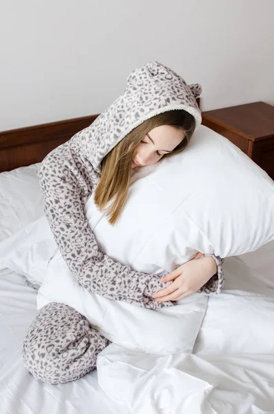 Young Woman Girl Huggs Pillow Morning Student Schoolgirl Want Wake — Stock Photo, Image