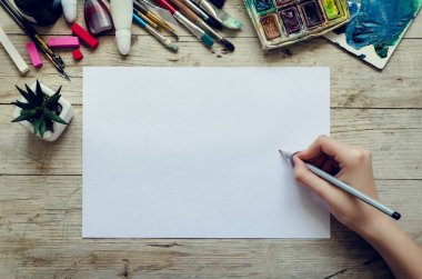 Yaratıcı sanatçı çalışma alanı düz yatıyordu mockup. Üstten görünüm tablo boş yaprak kağıt ve kalem çizimi veya yazı başlamak için hazır sanatçıyla el ile. Sanat, atölye, kavram resim. Kopya alanı.