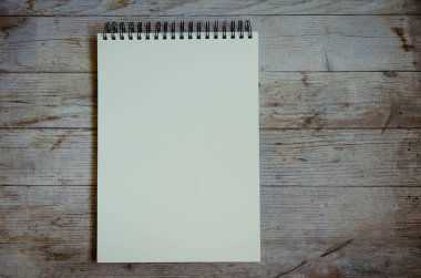 Yaratıcı sanatçı çalışma alanı düz yatıyordu, mockup. Üstten görünüm boş sketchbook ahşap tablo. Sanat Atölyesi, resim, çizim, el sanatları, yaratıcılık kavramı. Kopya alanı.