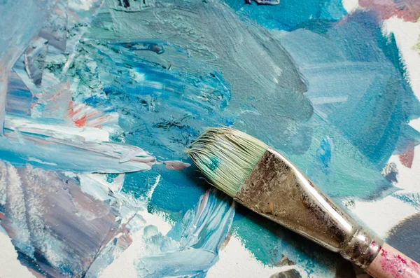 画家在木制调色板上刷漆 纹理混合油颜料在不同的蓝色颜色 创意休闲工具 绘画爱好背景 绘画艺术的概念 顶部视图 复制空间 — 图库照片