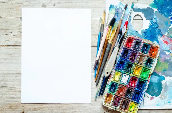 Pinceles Para Pintores Acuarela Sobre Fondo Madera Con Hoja Papel —  Fotos de Stock