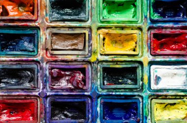 Dağınık, closeup arka plan dokusu suluboya paintbox kullanılır. Yaratıcı arka plan. Resim sanat kavramı. Resim hobi. Okula dönüş. Üstten görünüm. Kopya alanı.